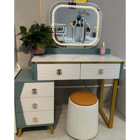 Makeup table #315